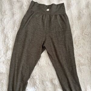 Vuori XS Heather Olive joggers. Loose with pockets